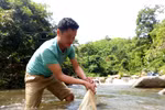 Cùng thầy cô đi "kiếm cơm" để đến trường dạy chữ ở Cá Ráng