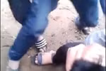 Clip: Nam sinh bị đấm đá túi bụi vào mặt ngay trong trường học