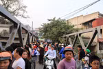 Hàng trăm người dân kéo nhau đi xem xác chết trôi sông