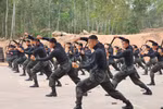 Ra thao trường cùng 150 chiến sĩ cảnh sát cơ động chống khủng bố