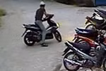 Bị bắt giam vì ăn trộm... quần