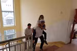 Bị viêm tủy xương suốt 4 năm, được sinh viên tình nguyện cõng lên phòng thi