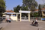 Nam sinh chửi bậy, bóp cổ cô giáo trong lớp ở Bến Tre bị đình chỉ học 1 năm
