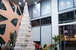 Ấn tượng cây thông Noel làm từ gần 1.000 chai nước nhựa 1,5 lít