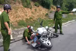 Đuổi theo xe vi phạm, CSGT bị hất văng xuống đường