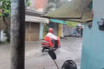 Giữa thành phố, hàng trăm học sinh ngày ngày lội bùn đến lớp