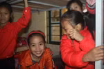Chỉ một tấm thiệp hay bông hoa rừng cũng chan chứa tình cảm thầy trò