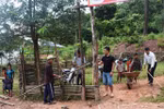 Ảnh: Thầy trò cùng chặt tre rào trường, đón năm học mới