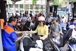 Nghịch lý xăng dầu cõng thêm thuế bảo vệ môi trường
