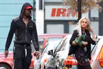 'Ngựa chứng' Balotelli sánh bước bên gái lạ và siêu xe mới