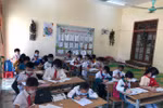 Giáo viên mang bài vào bản vì không thể học trực tuyến 