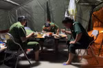 Hàng trăm chiến sĩ ở Hà Tĩnh "căng mình" chống dịch trong mưa lớn
