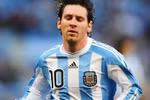 Messi với băng đội trưởng: Nối bước tiền bối