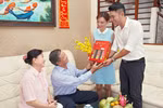 Mách nàng dâu nghệ thuật chọn quà Tết cho nhà chồng