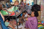 Chưa thấy ai chui gầm ghế xem phim nhưng có bệnh nhân ngủ gầm giường