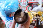 Xôn xao vì phát hiện chất lạ trong bình nước "made inTrung Quốc"