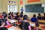 Học viên lớp xóa mù chữ đều ở tuổi lao động, duy trì sĩ số là điều GV trăn trở