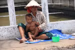 Xót xa: Hình ảnh những em nhỏ ăn mày bị "hành xác" tại các lễ hội (P6)