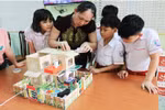 Bốn học sinh tiểu học sáng tạo mô hình “Trường học thông minh”