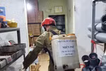 Xúc động hình ảnh người đàn ông tự nguyện phun khử khuẩn miễn phí cho dân
