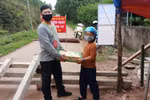 Học sinh lớp 2 dùng tiền tiết kiệm mua sữa tặng các chốt chống dịch