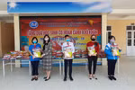 Trường Trung học cơ sở Trần Phú tặng gạo cho học sinh có hoàn cảnh khó khăn