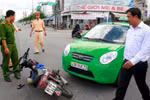 Đà Nẵng: Xe máy vượt đèn đỏ bị taxi tông trực diện, lái xe gãy chân