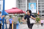 Môn thi cuối cùng xong, thí sinh hồ hởi hô to: "Kết thúc rồi!"