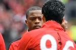 Evra và Suarez bắt tay mà chẳng thèm nhìn mặt nhau