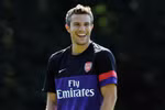 Wenger: Làm sao tôi quên được Van Persie (!?)