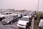 Ảnh: Tai nạn liên hoàn, dòng người đổ về Hà Nội tắc gần 20 km