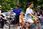 Video: Du khách nước ngoài "giỡn mặt tử thần" ở Hà Nội