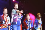 Westlife "đốt cháy" Mỹ Đình, không còn một chỗ trống