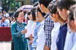 Phó Chủ tịch nước Nguyễn Thị Doan trao quà cho sinh viên nghèo