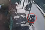 Clip: Vờ đi tiểu 3 lần để trộm xe máy bên đường 