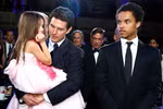 Katie Holmes đột ngột ký đơn ly dị Tom Cruise