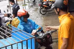 Chùm ảnh:Hàng trăm xe máy bị “sặc nước”, 15.000đ một lần lau khô bu-gi