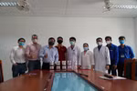 Máy rửa tay sát khuẩn tự động của sinh viên được giao cho Bệnh viện sử dụng