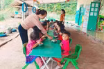 Hai “bông hoa ban” thắp sáng con chữ ở bản Mông