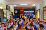 Các em yên tâm, ngày mai dù ít dù nhiều cô vẫn xin sách vở về cho các em