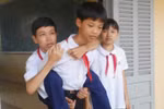 Cảm phục hai chị em đến trường trên một đôi chân
