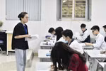 Học sinh lớp 12 ở Hà Nội bước vào làm bài kiểm tra khảo sát môn đầu tiên 