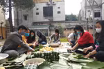 Ở lại Việt Nam ăn Tết, du học sinh Lào thích thú khi lần đầu gói bánh chưng