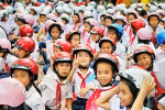 Tặng mũ bảo hiểm cho học sinh lớp 1 
