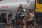 Chìm trong biển nước, người Hà Nội "cõng xế" lội sông