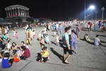 Hà Nội: Hàng ngàn người đổ về quảng trường để trốn nóng