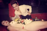 Fan kêu gọi Cao Thái Sơn gỡ bỏ ảnh ăn sushi trên cơ thể mẫu nude