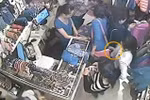 Video: Cận cảnh thủ đoạn móc túi iPhone của 2 'nữ quái'