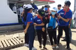Nhiều em phải nhờ bạn dìu mới lên được bờ (Ảnh tác giả)