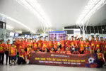 Biển người rợp cờ đỏ sao vàng sang Indonesia cổ vũ Đội tuyển Olympic Việt Nam
